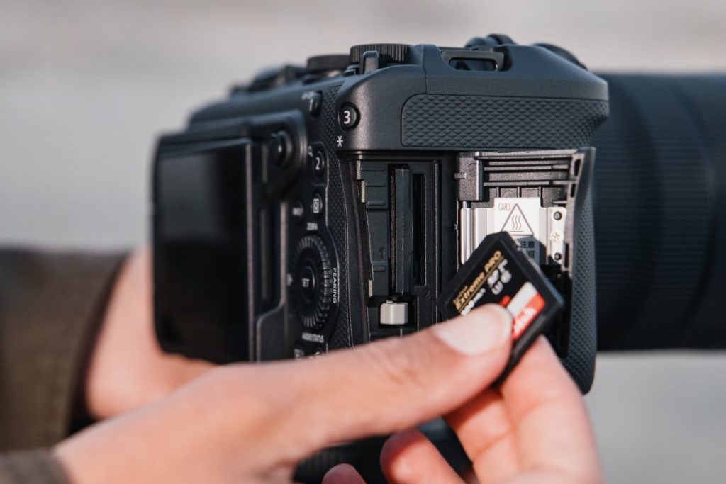 fotopuntoti_canon_EOS-R6V_Dual-Card-Slots