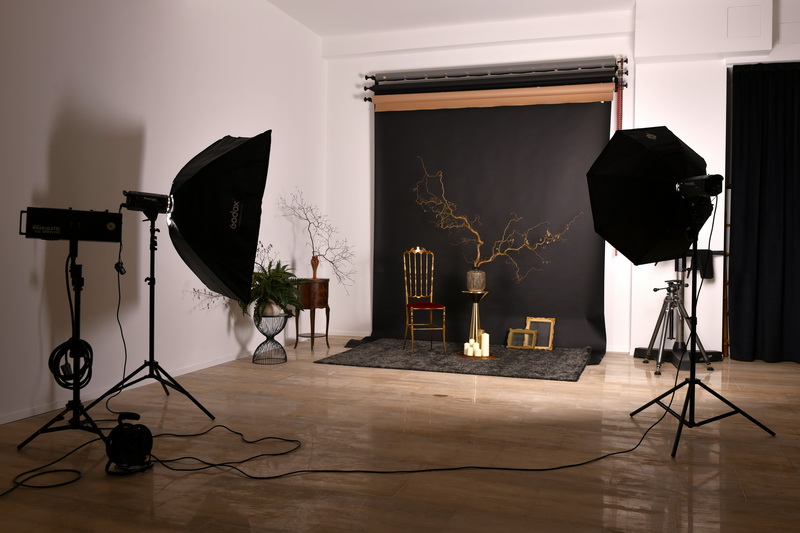 Un luogo ibrido tra galleria e studio dove la fotografia si fa esperienza, racconto, materia viva