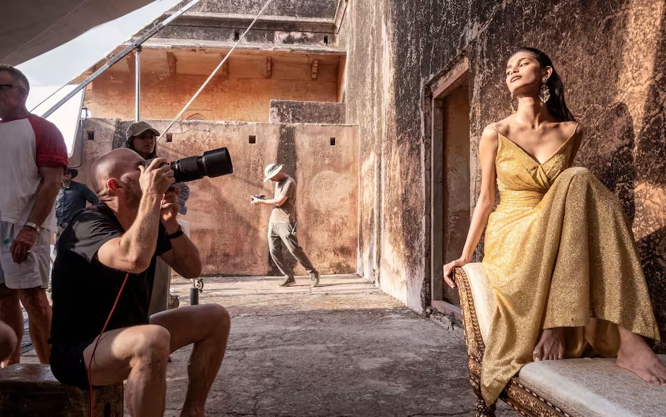 La modella indiana Bhavitha Mandava sul set: il colore giallo oro nella cultura indiana è tradizionalmente associato all’idea di prosperità, saggezza e positività in generale.  Backstage del Calendario Pirelli 2027 - PH Alessandro Scotti, Courtesy   