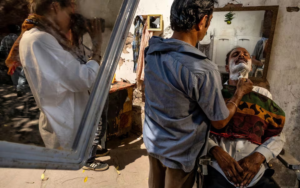 Avani Rai è subentrata al padre nel progetto Pirelli 2027. "Non sopporterei l’idea che il progetto rimanesse incompiuto. Dargli vita è per me qualcosa di profondamente personale, come se entrassi nel suo sguardo e nel modo in cui vedeva l’India attraverso la sua macchina fotografica", ha dichiarato.  Backstage del Calendario Pirelli 2027 - PH Alessandro Scotti, Courtesy