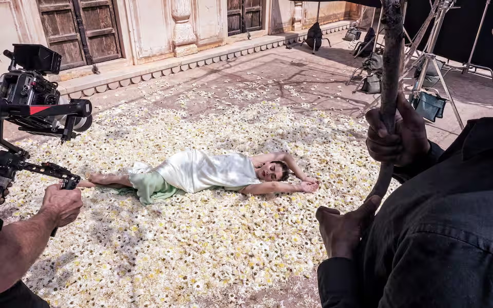 La star del cinema hindi Aditi Rao Hydari posa su un letto di margherite sul set del Calendario Pirelli 2027. L'attrice è molto famosa nel suo paese per i numerosi lavori sul grande e piccolo schermo ed è stata sui red carpet dei festival più prestigiosi.  Backstage del Calendario Pirelli 2027 - PH Alessandro Scotti, Courtesy