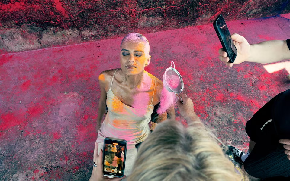 Le atmosfere della festa Holi, con polveri colorate e profumate, per gli scatti con Lakshmi Menon, modella e attrice..  Backstage del Calendario Pirelli 2027 - PH Alessandro Scotti, Courtesy