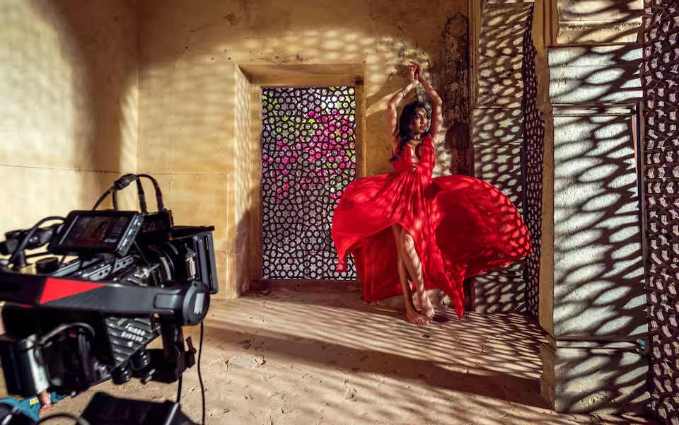 Tra le modelle c'è anche Rupi Kaur, poetessa, scrittrice e illustratrice canadese di origine indiana. Nata in India nel 1992, si è trasferita da bambina in Canada. Backstage del Calendario Pirelli 2027 - PH Alessandro Scotti, Courtesy