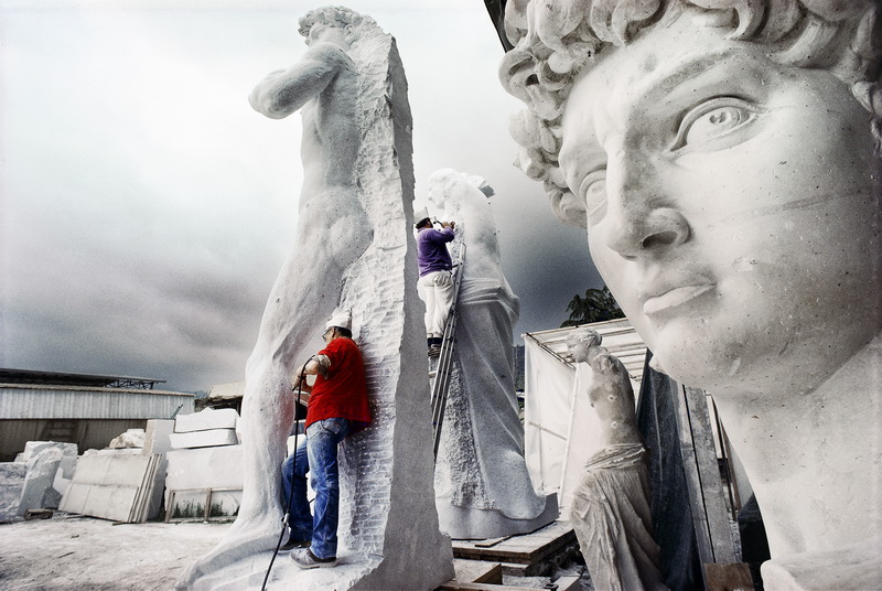 Pietrasanta, artigiani al lavoro sul “David” di Michelangelo e sulla “Venere di Milo” nello studio dei fratelli Galeotti.