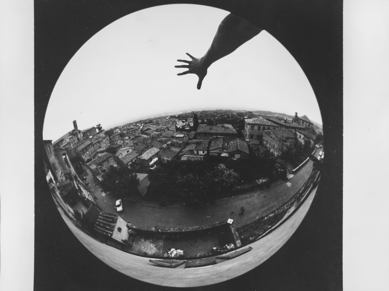 Luca Maria Patella Montefolle, 1970 autofoto, obiettivo fish-eye