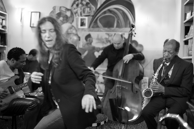 Luciano Rossetti: la festa per gli 80 anni di Ornette Coleman con Patti Smith che sta cantando